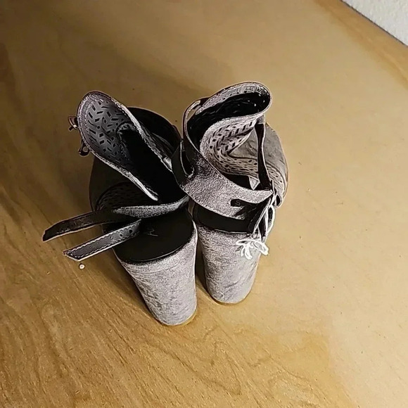 NWT Womens American Eagle Grey Suede Laser Cut Out Chunky Heel Booty Sz 7 - Picture 5 of 6